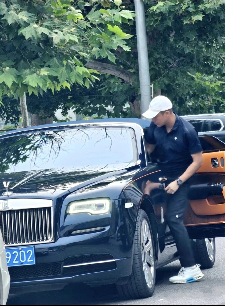 网友拍到的，这是汪小菲吗？太帅气了吧！