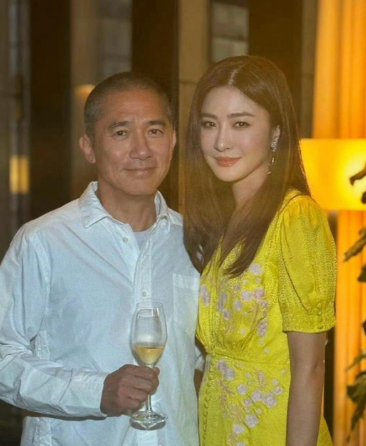 听说这女人已经50了可是这明明是两代人啊​​​​