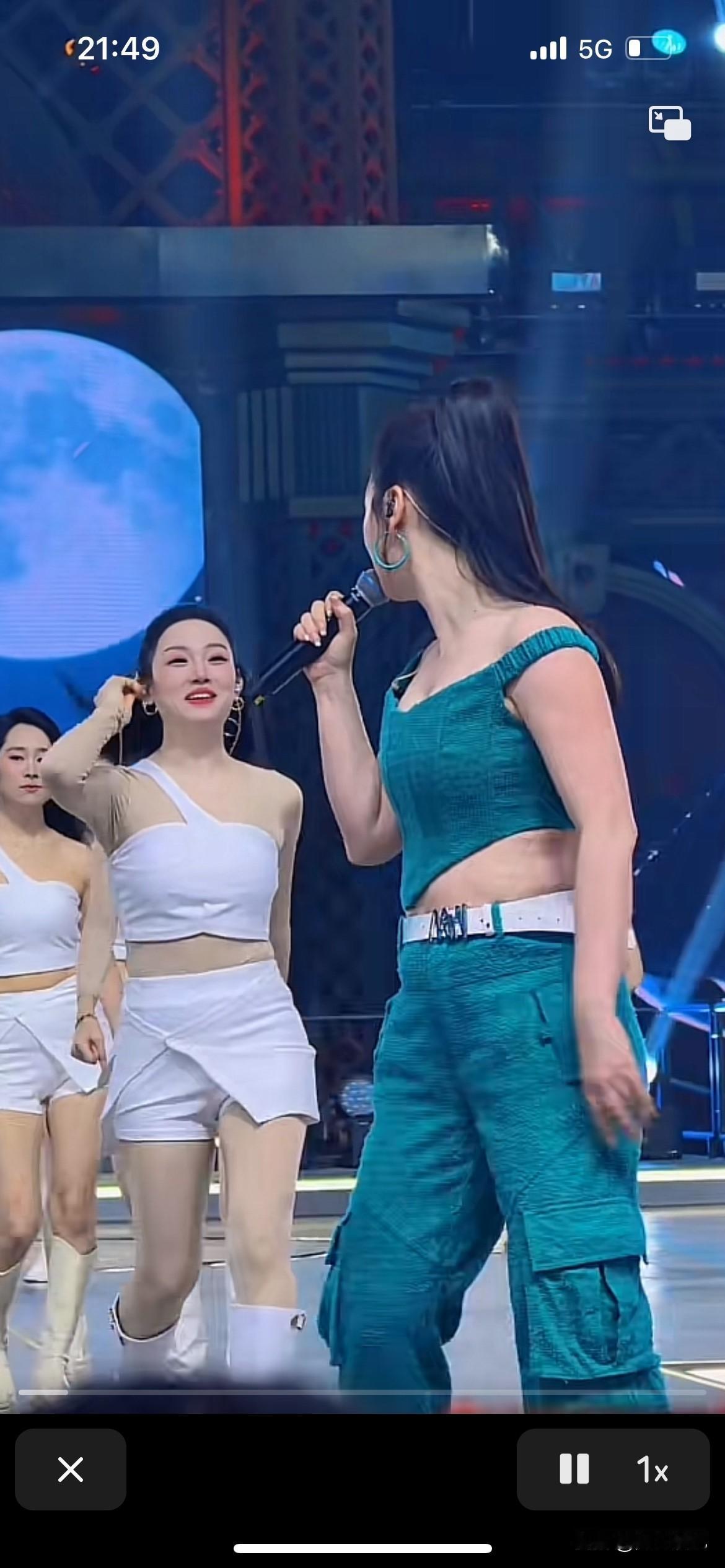 唐艺老师这次把肚子露出来给大家看，整天被人说肥，肚子大还不停暴露，其实也没有那么