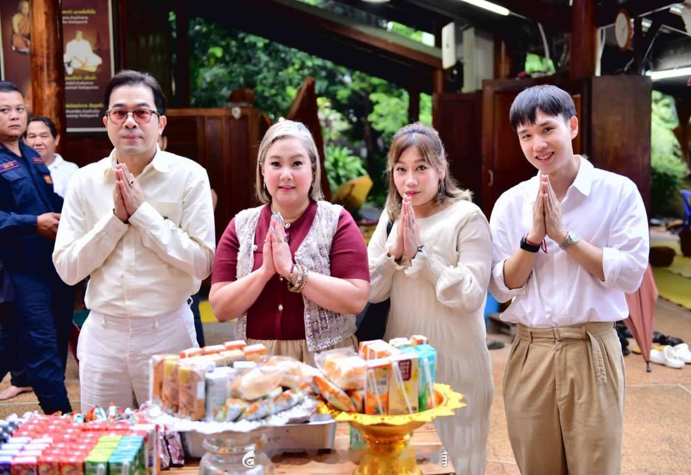 王室王室泰国王室王室旁支莎莉和颂妃的养女一起为一位81岁的高僧贺寿，她们的日子