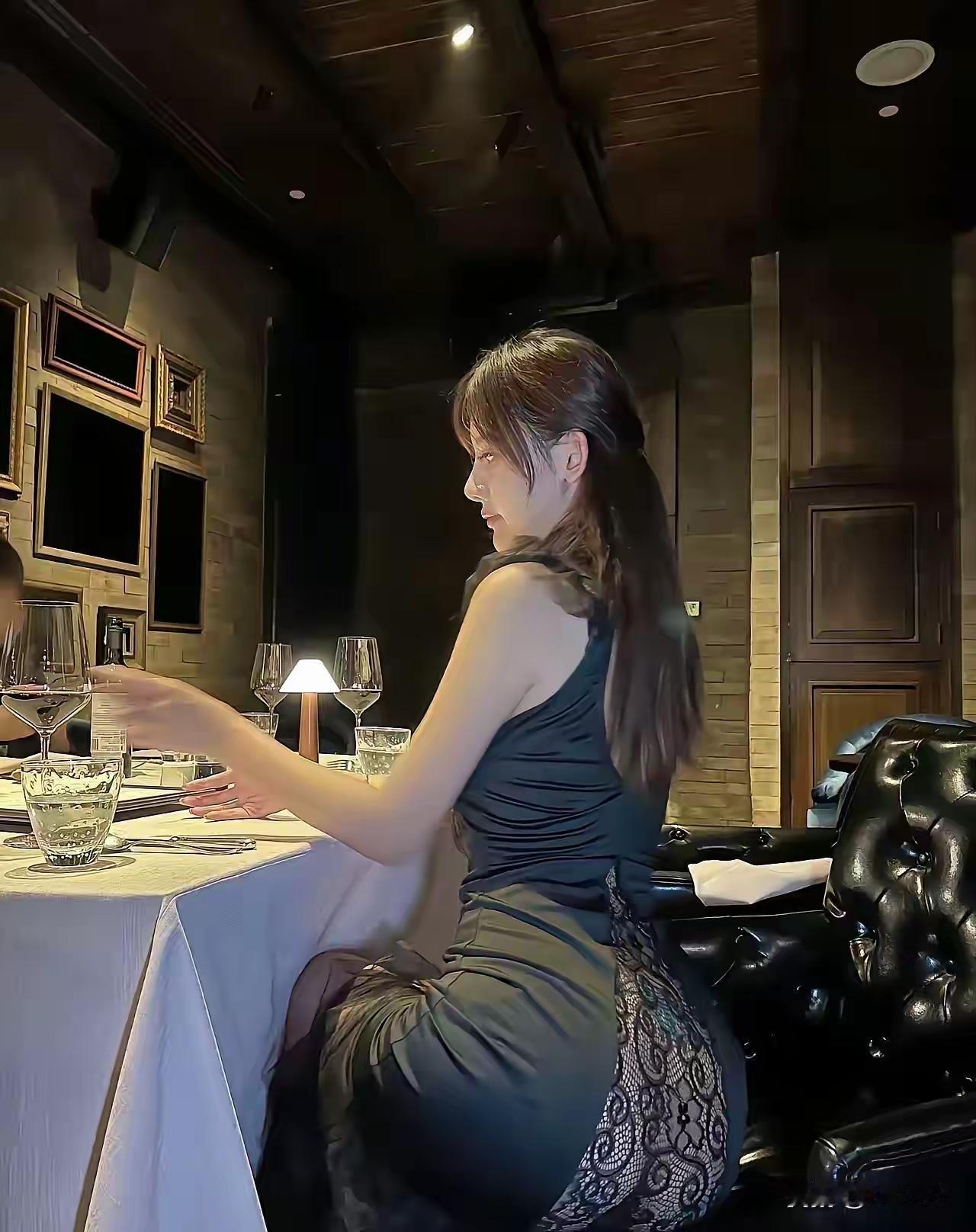 优雅夜晚，独酌红酒，静享时光。