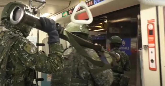 看到了吧，绿蛙带着单兵防空导弹乘地铁……那以后地铁也是不能留的了[抠鼻]。也好
