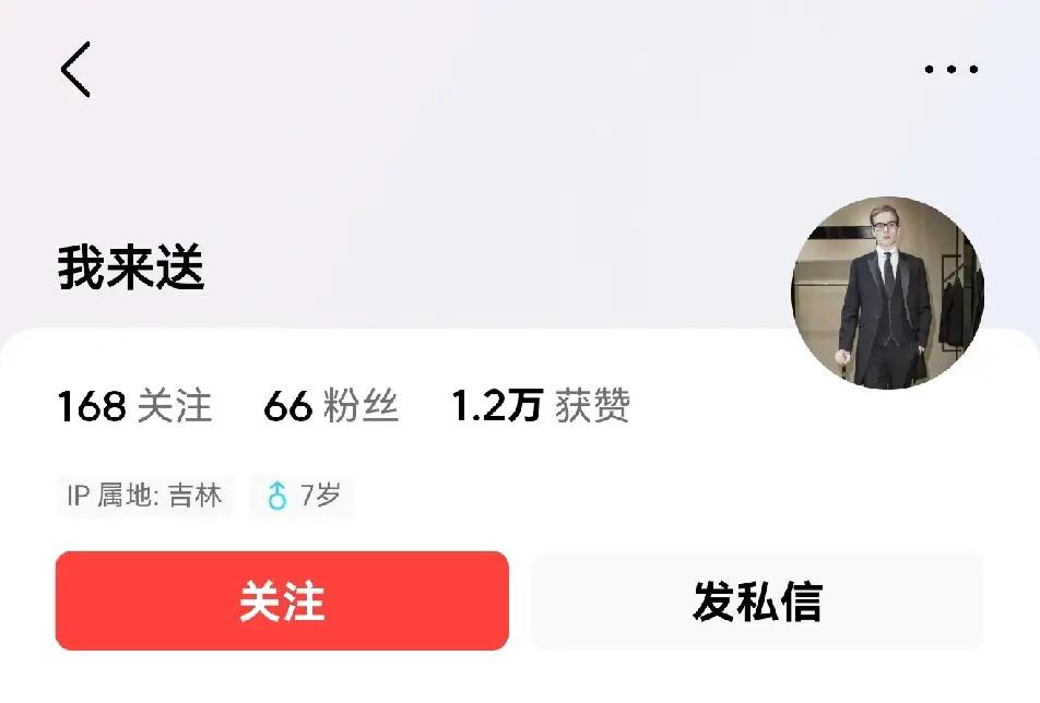 朋友弄了个小花园，里面修了个小水池，种了荷花、荸荠，还养了不少水葫芦，就缺点活物