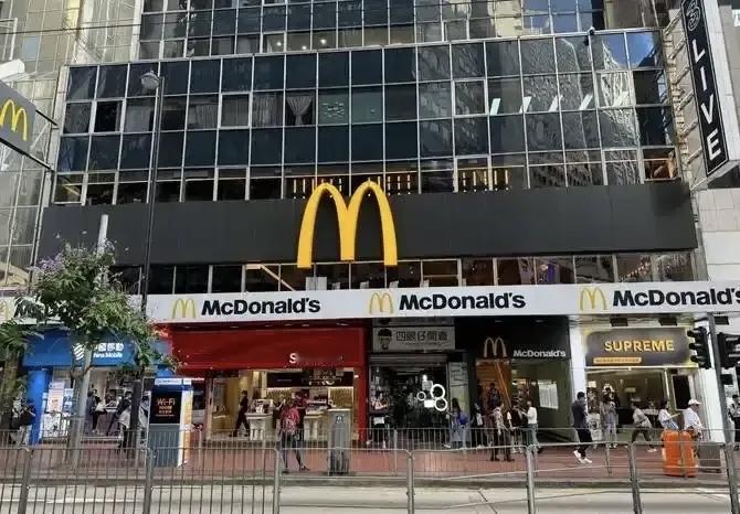 “200平铺月租35万，一天卖不到2万就得亏！”前阵子在香港屯门黄金海岸打工的朋