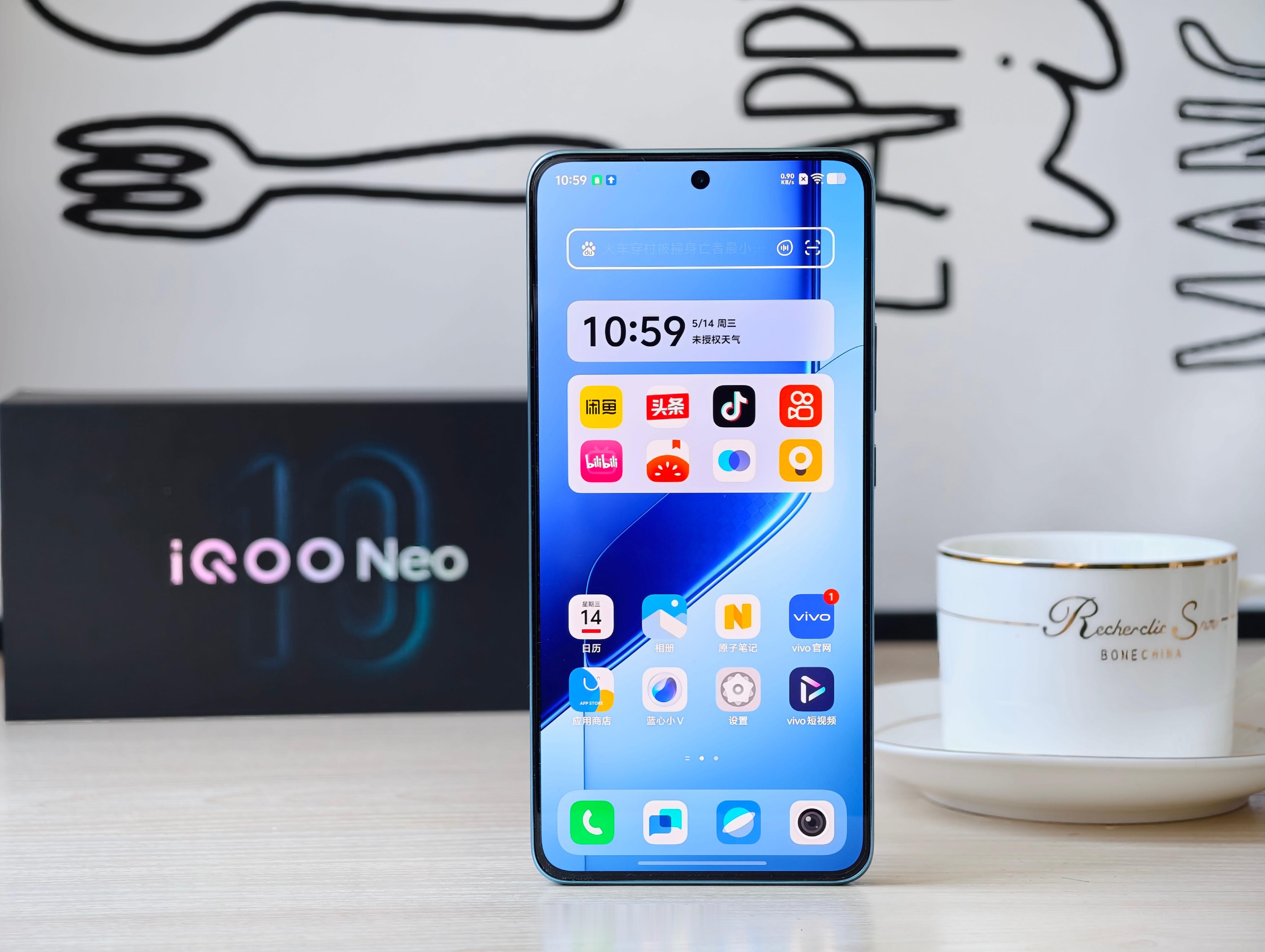 这么说吧，iQOONeo10Pro+的屏幕显示效果在同级同档里面基本是顶流