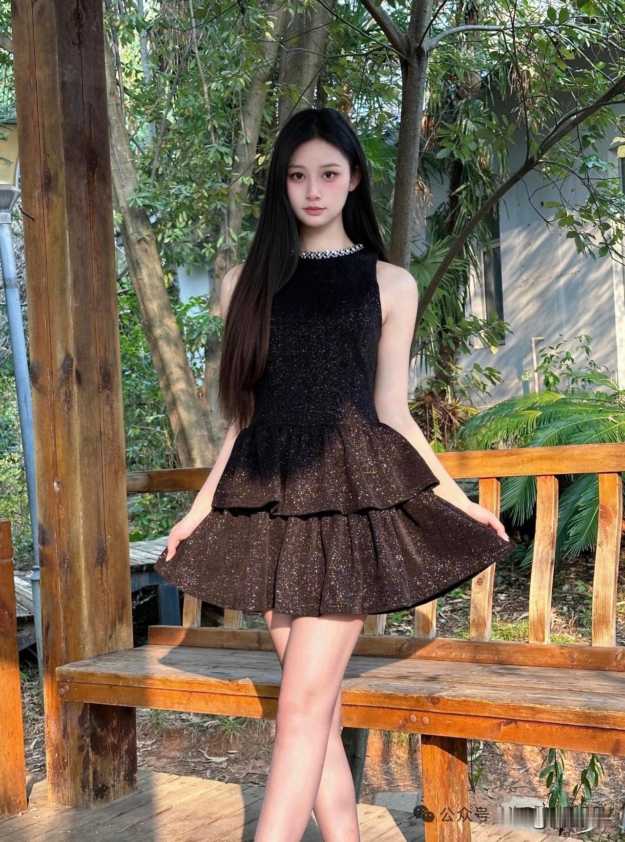 布灵布灵的黑色百褶裙，光腿穿着也好看！