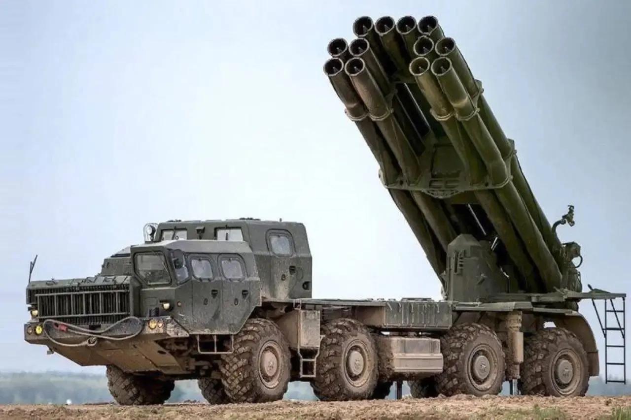 俄军在用导弹打击了哈尔科夫州东部佩切涅日水库大坝之后没多久，又用“旋风-S”火箭