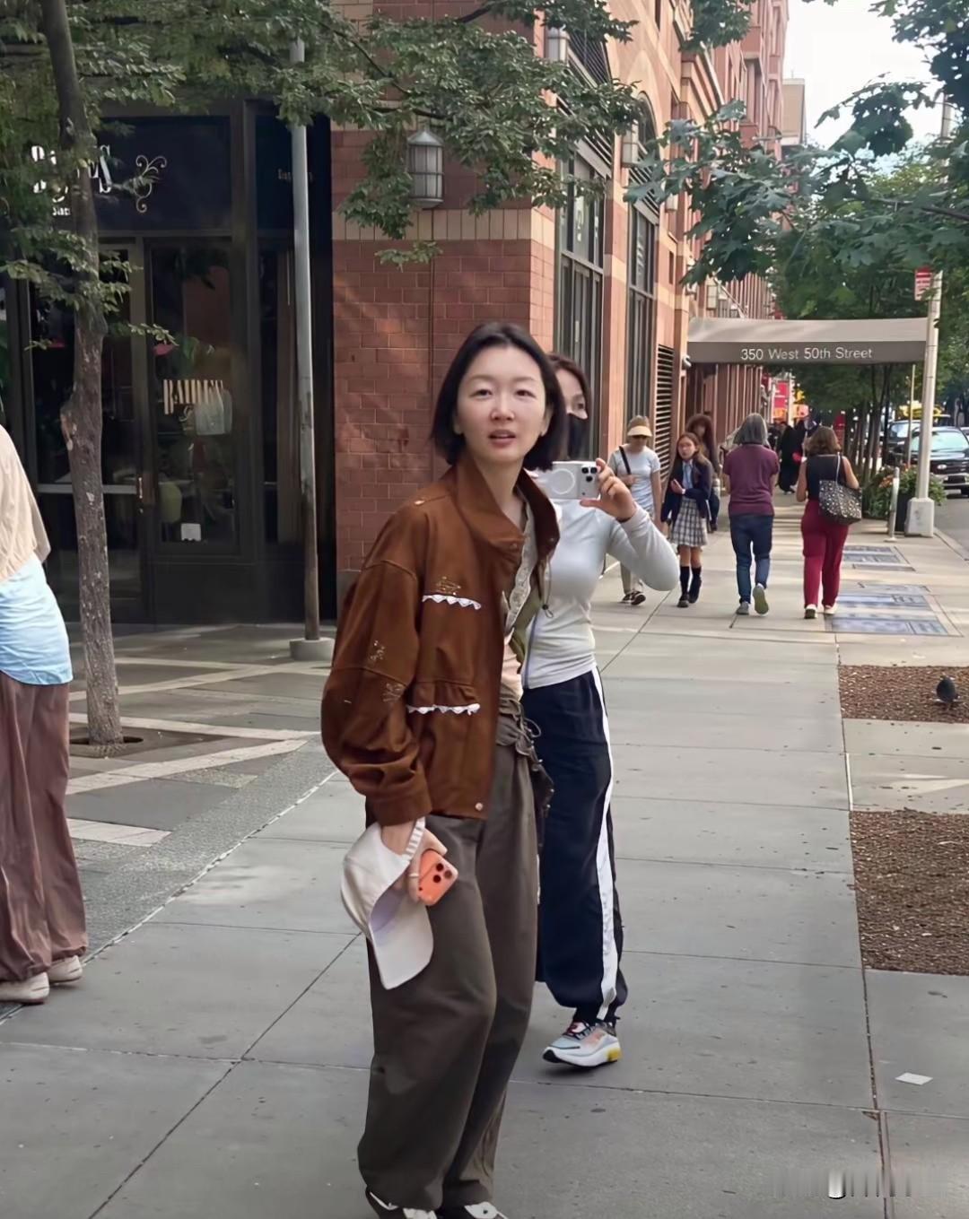 纽约街头偶遇周冬雨，素颜生图松弛感！一身焦糖色短外套搭配阔腿休闲长裤，脚踩复