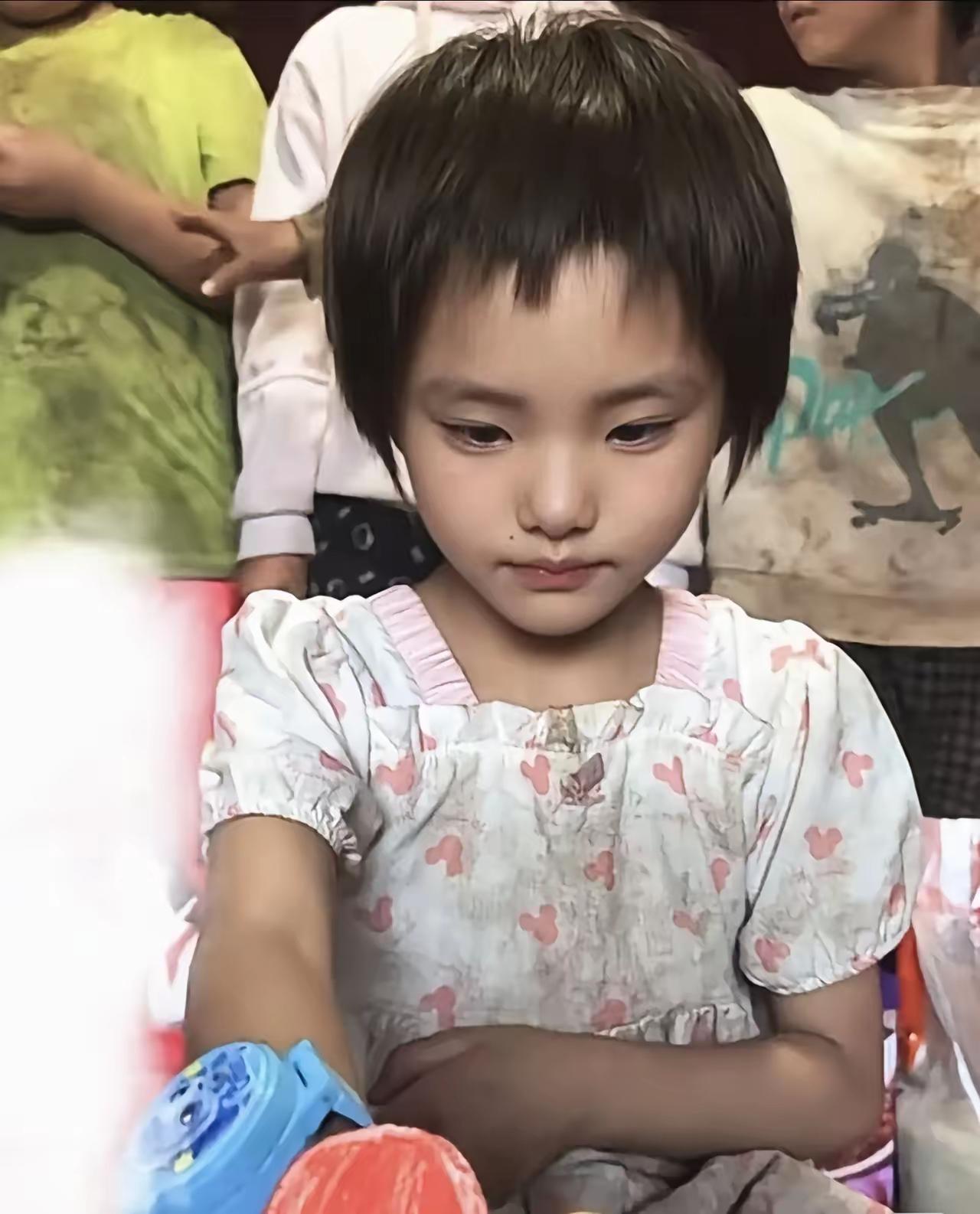 刷到昆明诊室里这个小姑娘，内心真的很受触动。跟着奶奶来看感冒，身上的裙子洗得发白