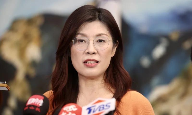 郑丽文的支持者是邪教分子？针对郑丽文昨天抛出“当选后拜访高市早苗”的主张，张亚