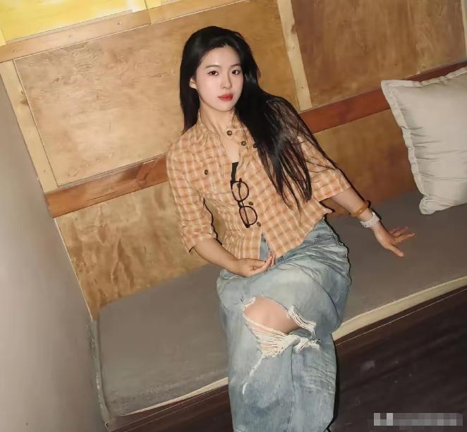 贵州39岁女老板孔韦意外离世。她外形出众，长发浓密、穿搭时尚，常被误认明星。7月
