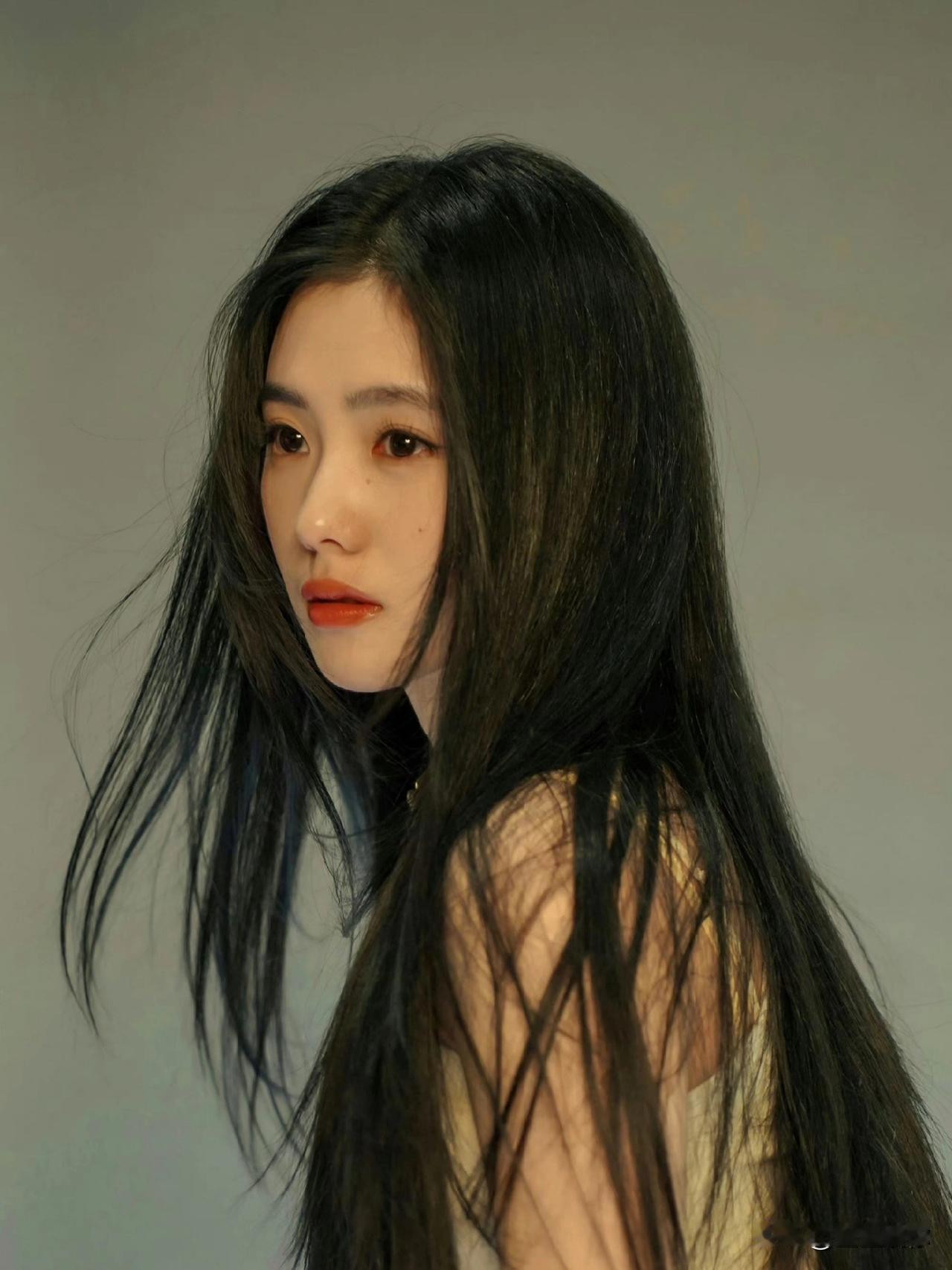 刘浩存的情绪隔离太厉害，就算有灵气，也永远与观众隔着一层玻璃，共情不到她的情绪，