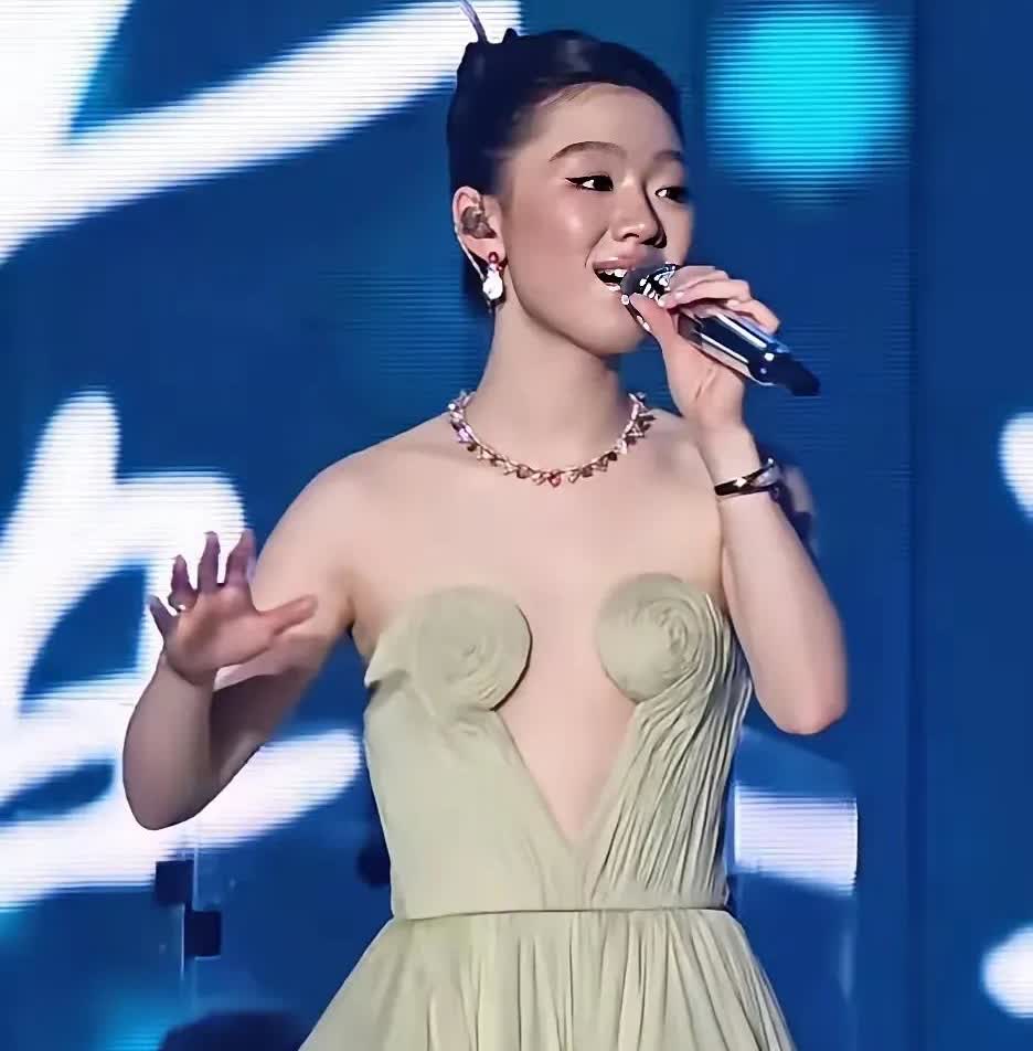 单依纯到底在干什么真的是越来越油腻，芭莎夜穿的这个裙子这个造型，真的很难