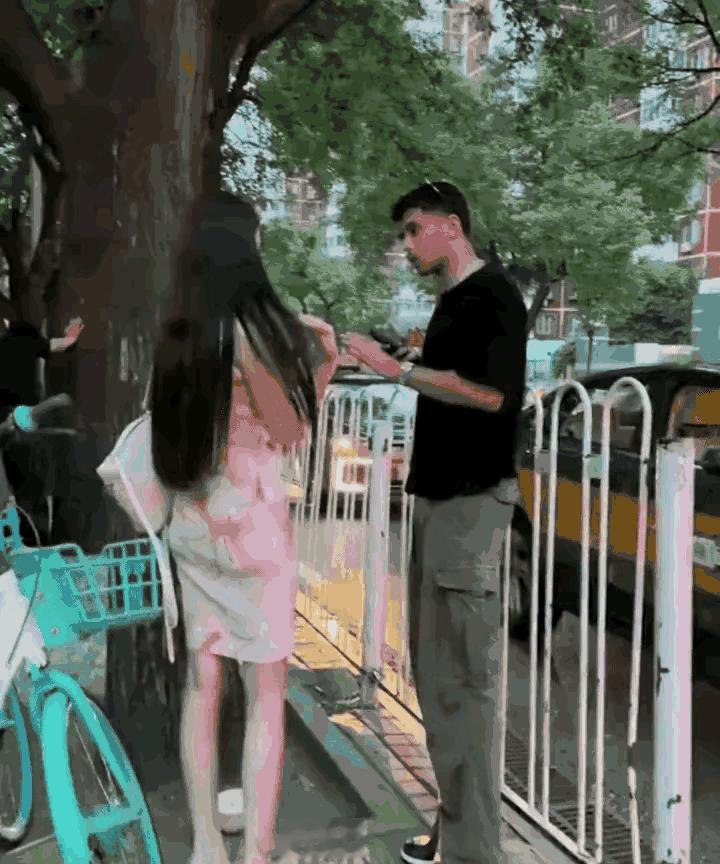 这里是中国！印度男子在街头骚扰中国女子，被拒绝后仍旧不依不饶，视频传到网上，男子