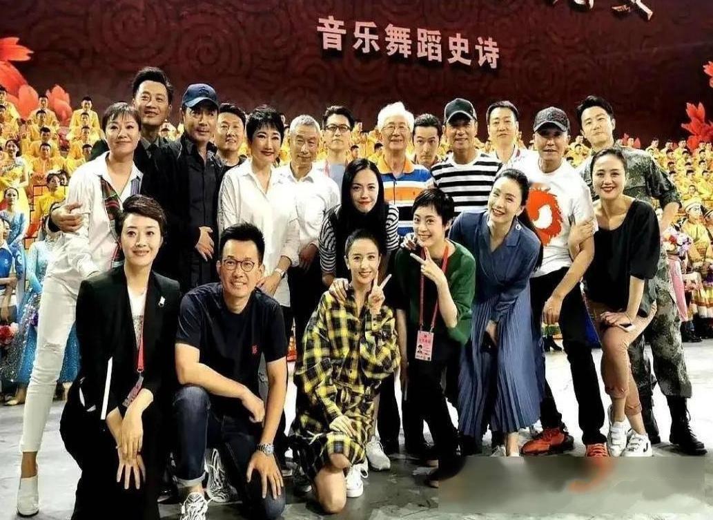 众星大合照：几位女明星我认出了穿格子装的佟丽娅，短发无瑕的孙俪，眉欢眼笑的陶虹，