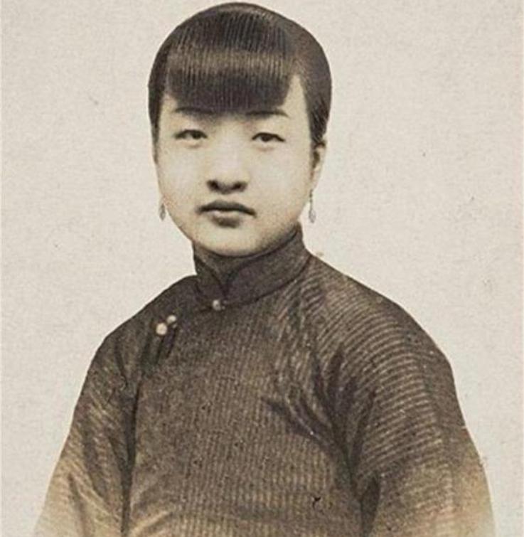1945年，宋子文看到旧情人盛爱颐时，亲切地上前搭话，不料盛爱颐却冷漠地说：“我