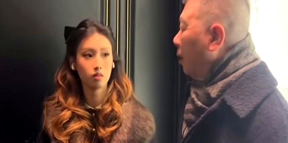 19岁星二代拿下顶奢代言红毯上，徐帆伸手三次，女儿都侧身躲开。镜头放大，全