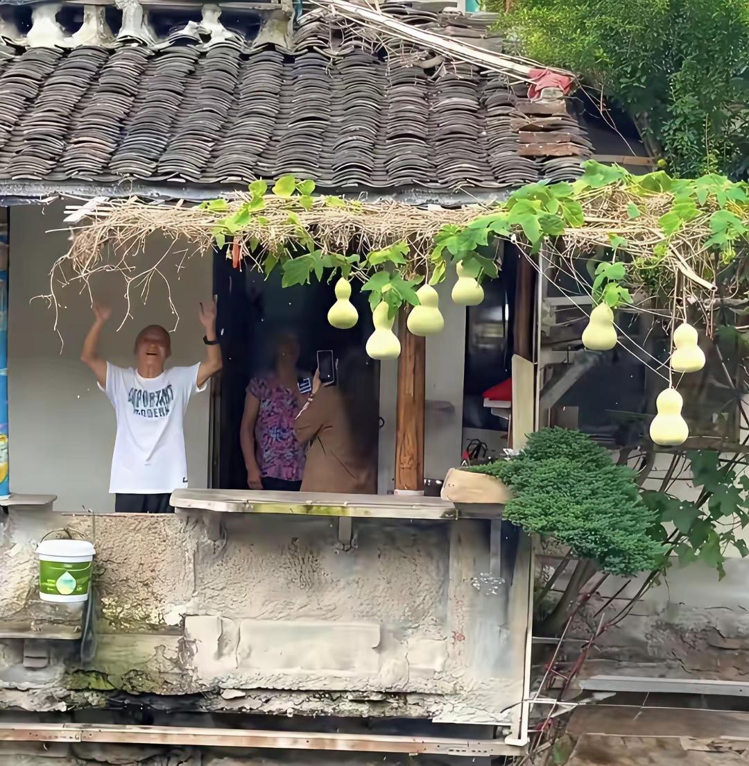 这个盗版“葫芦爷爷”火不了，原因很简单：七个葫芦可以买齐，可游客喜欢的那个夏天，