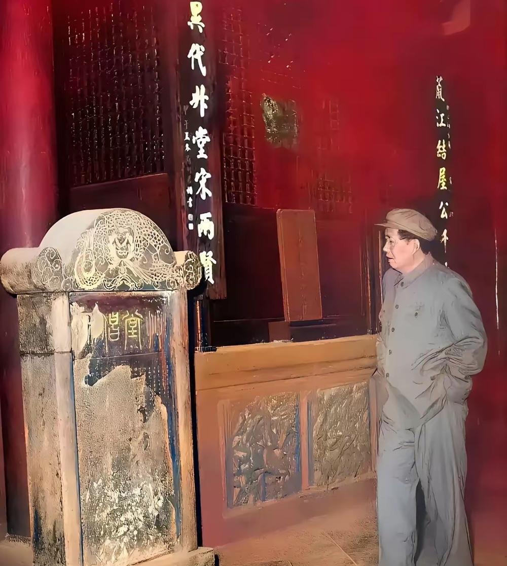 罕见！乍一看以为教员进故宫参观，细看上方有对联，那个石碑一看有年头了。网友通过门