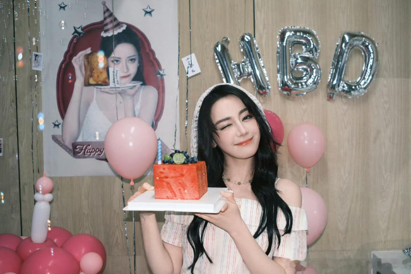 这两张照片放一起看我都哭了迪丽热巴请一直幸福下去吧🥺