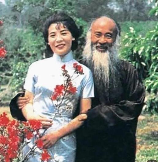 1947年，48岁的张大千，向自己大女儿的闺蜜徐雯波求婚。洞房花烛夜，16