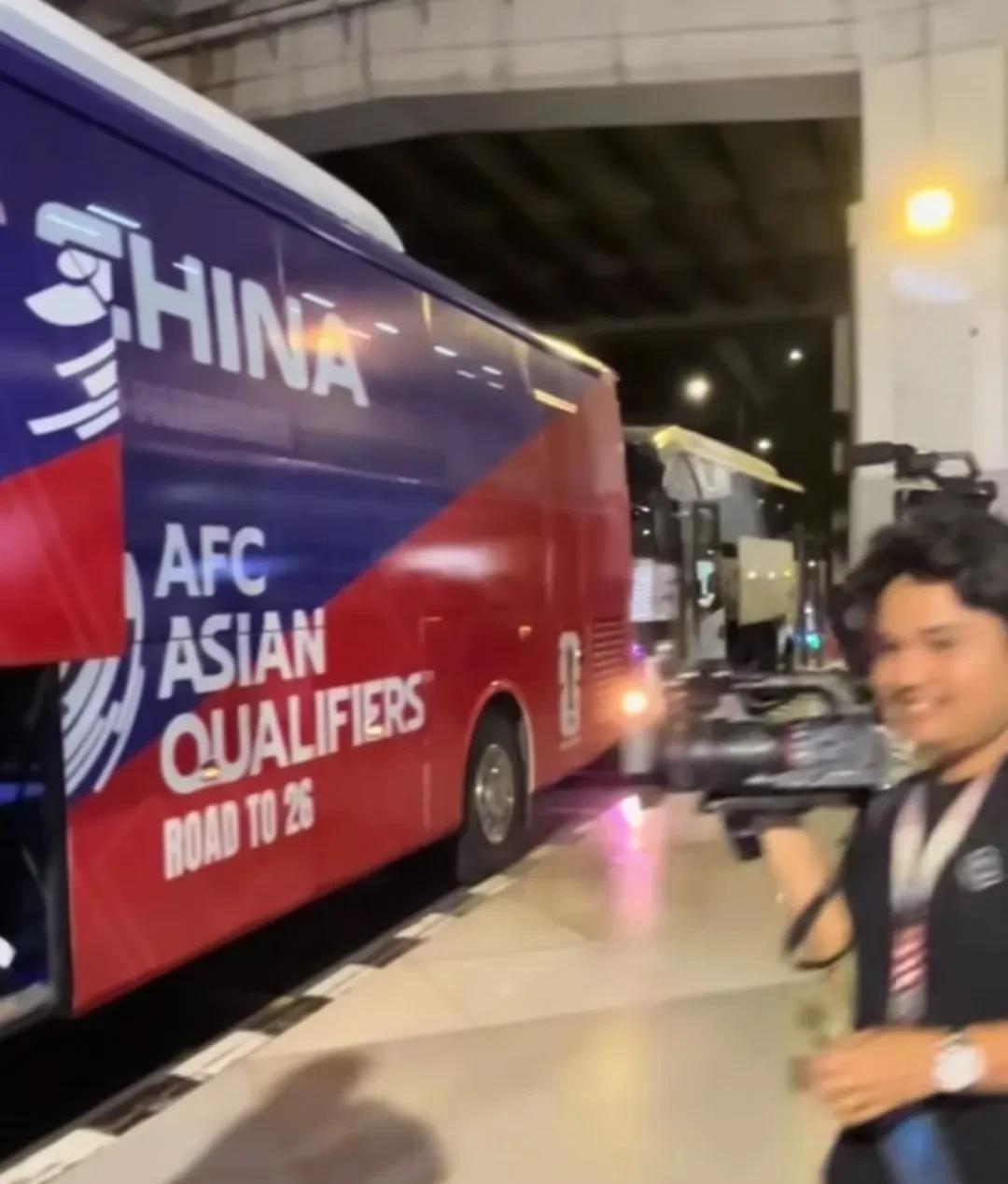 伊万已率国足到雅加达，印尼记者太疯狂，知道中国队去印尼，早就在机场蹲守国足，国足