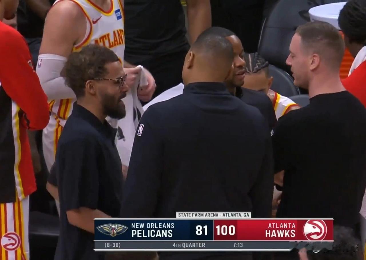 解脱了！特雷-杨喜笑颜开！今天老鹰主场对阵鹈鹕的比赛中，特雷-杨在中途被人叫