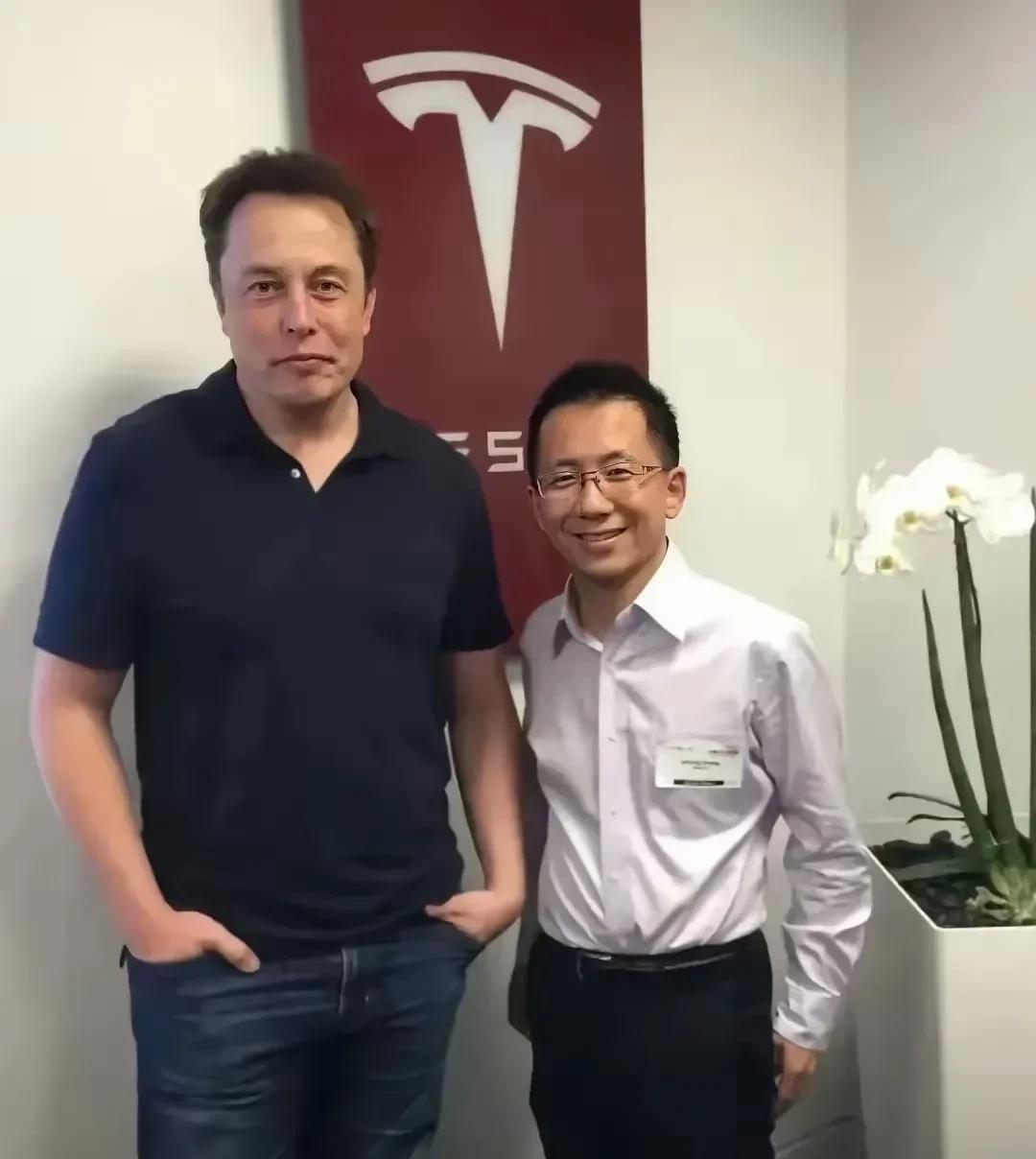马斯克和张字节都是亿万富翁，两个一起人合影留念，一个牛高马大，一小巧玲珑。大家猜