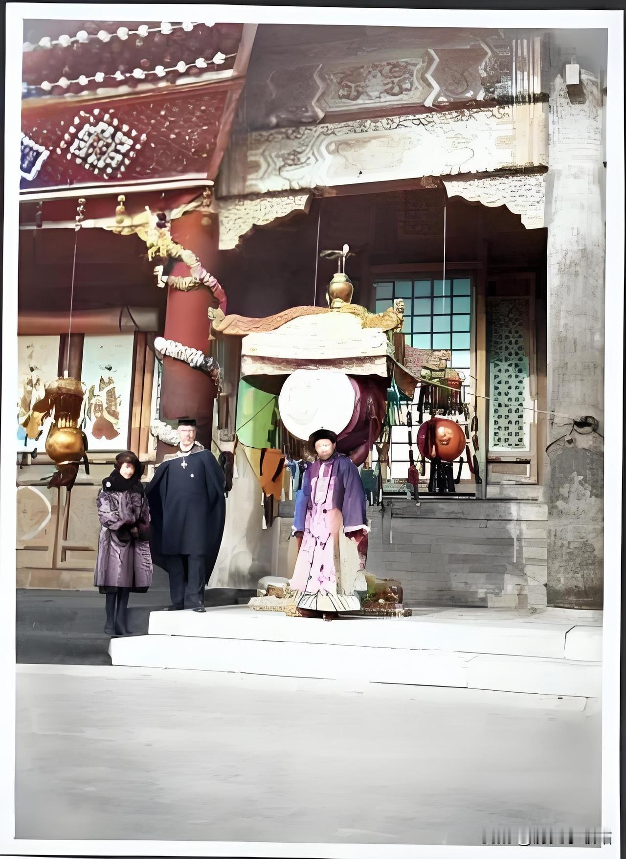 这是溥仪小朝廷时期紫禁城大婚场景，溥仪这次虽处民国，仍依旧礼折腾。婚前有选秀、纳