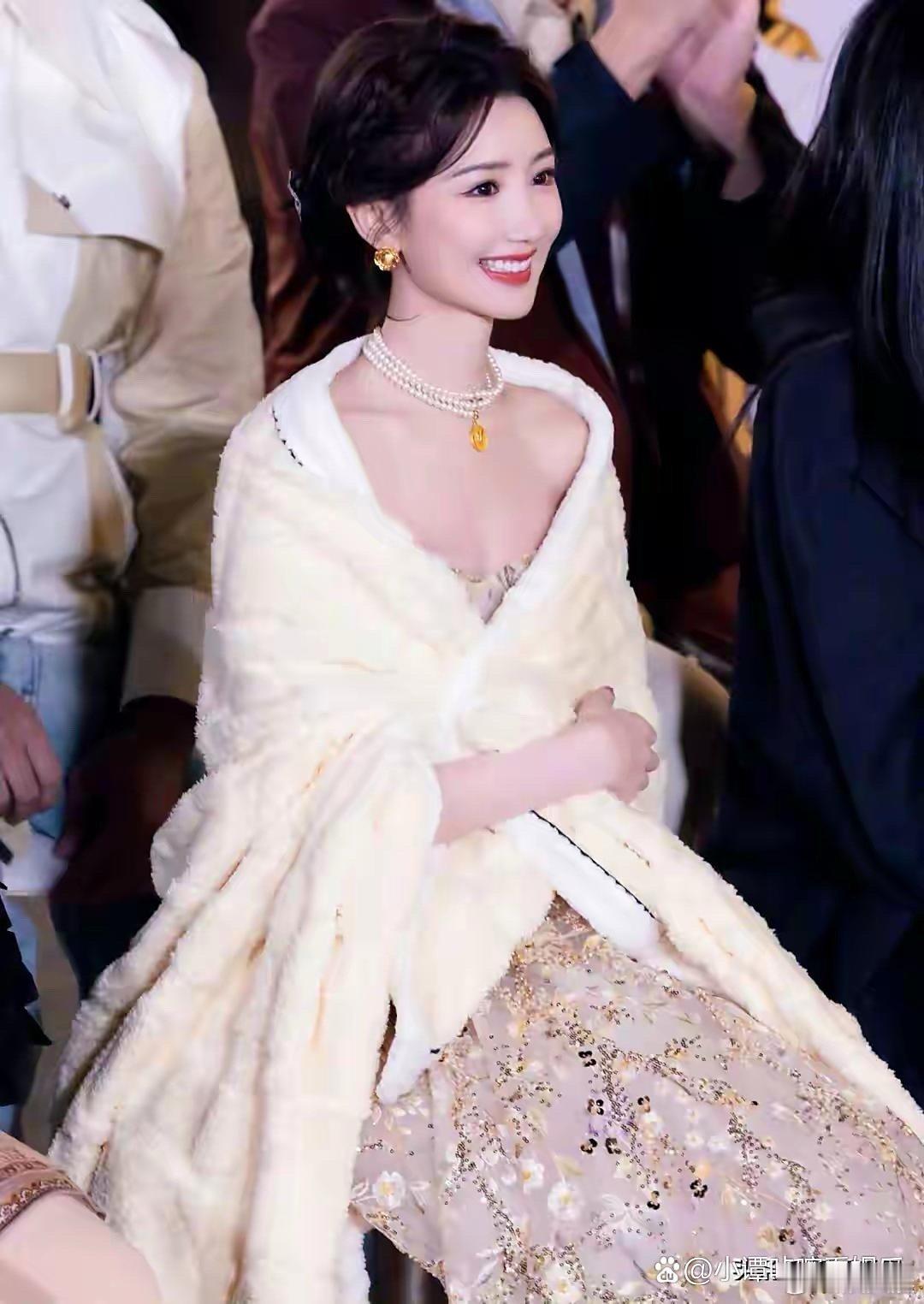 毛晓彤这组照片公主范儿拉满，美到不像话，连脚趾头都好看～​​​