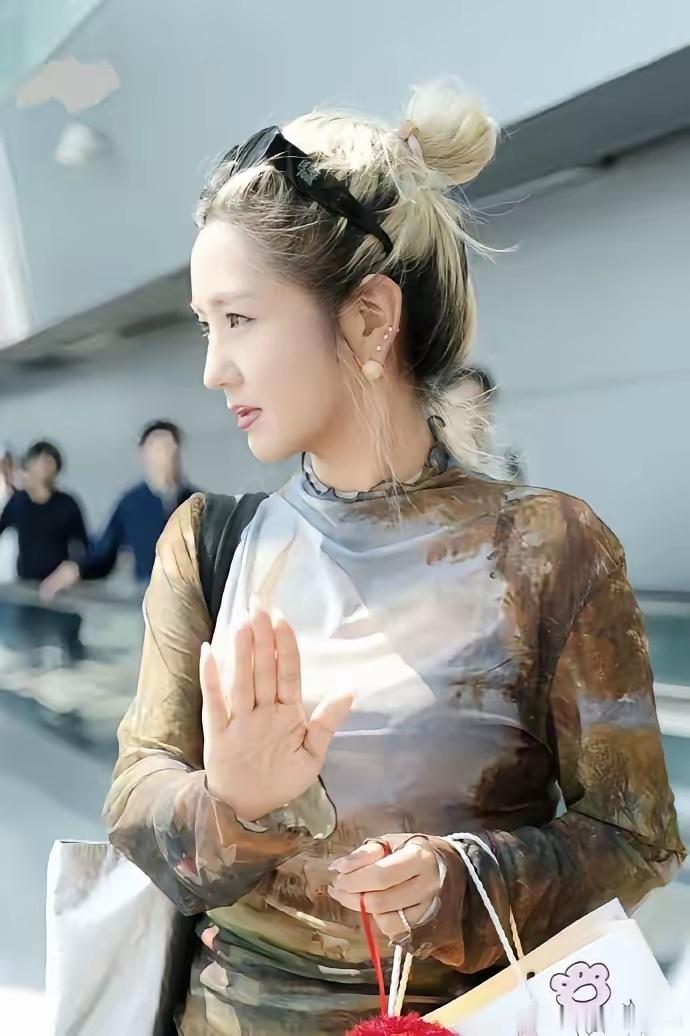 哦哟喂，何洁现身成都咋个这么漂亮啊，简直美出天际。感觉何洁现在一天比一天还美丽。