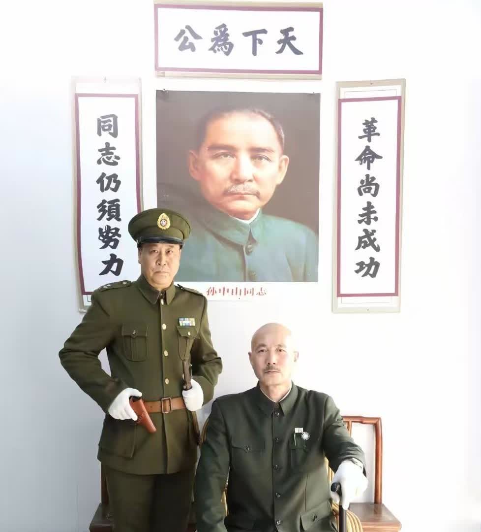今天，听很多去过浙江溪口蒋中正老家的同事讲，在溪口有很多扮演蒋中正的特型演员，他