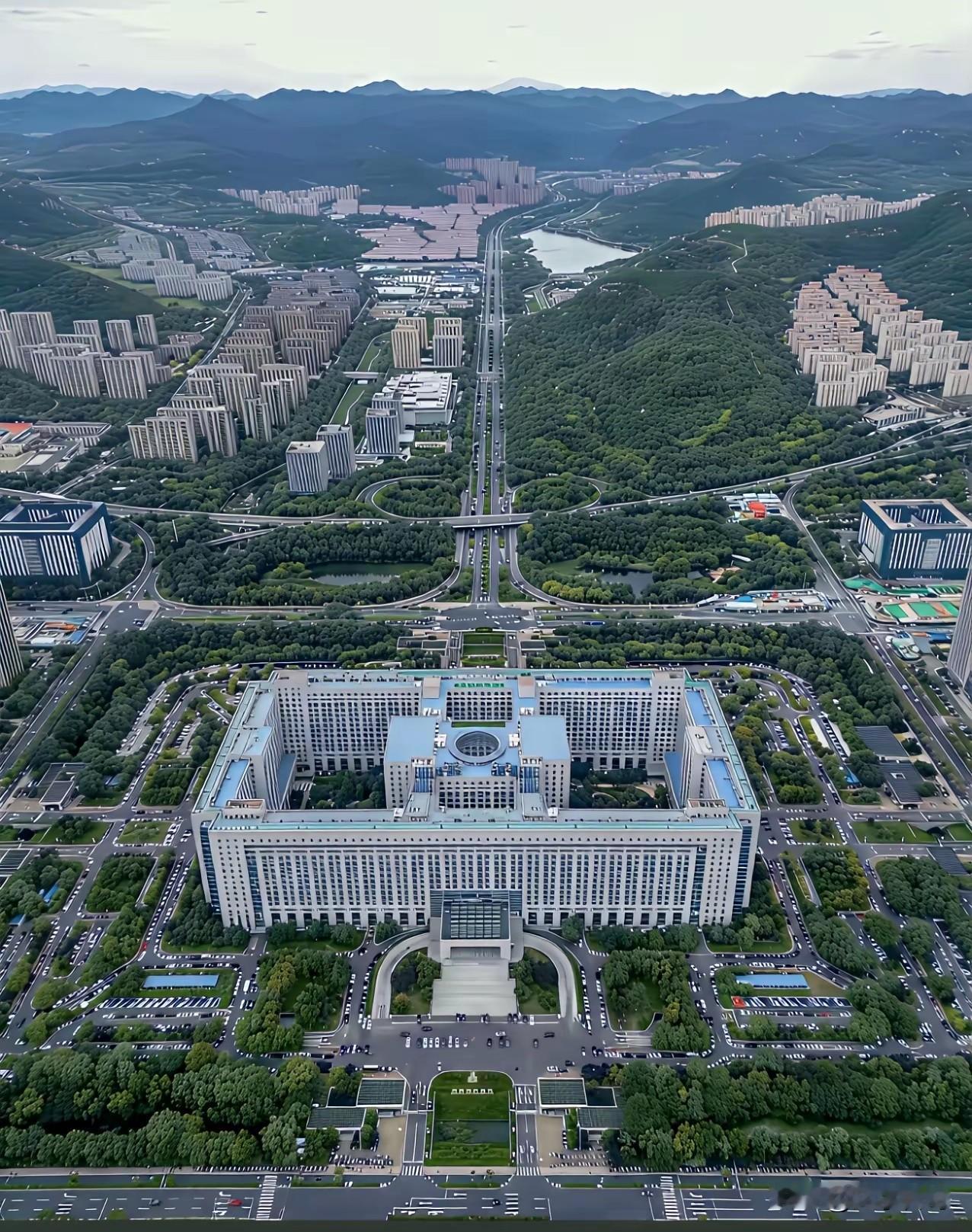 这市政府办公大楼太震撼了，一环一环的方形环绕，像紫禁城一样！哪个城市能比得了?