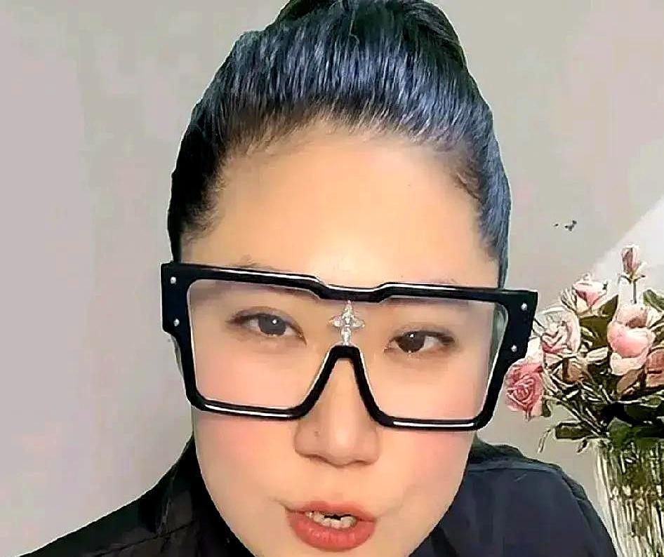 离婚快30年，狄波拉一手扶住谢贤的胳膊，一手冲着镜头比了个V。谢贤拄着拐杖