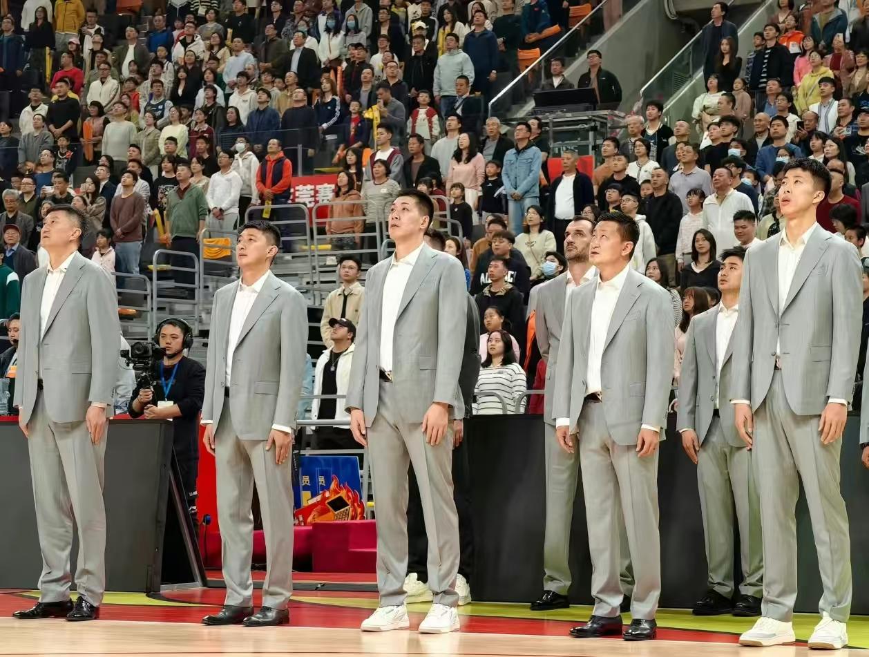 细看广东教练组，杜锋事务缠身，就剩一个外教，其他都是新手助教这个赛季广东队不仅