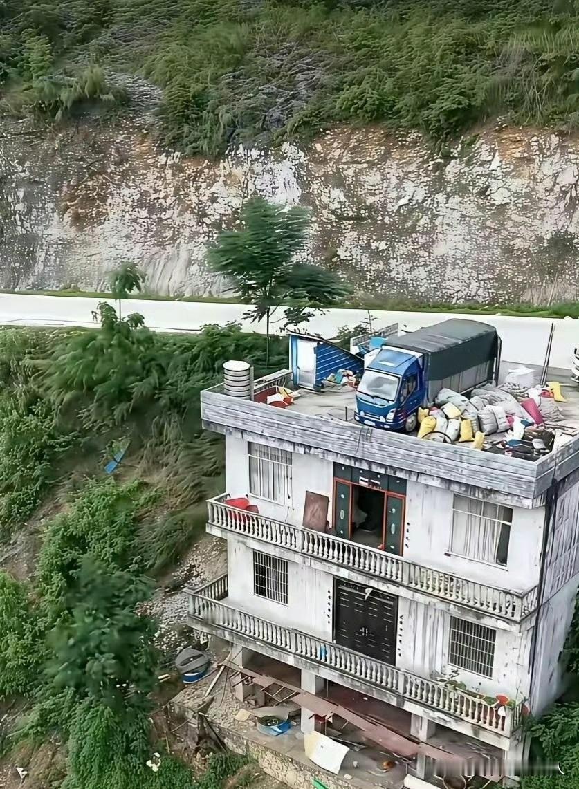 哇塞！这房子能抗几级地震？这设计怎么样？是不是很罕见？[捂脸哭]