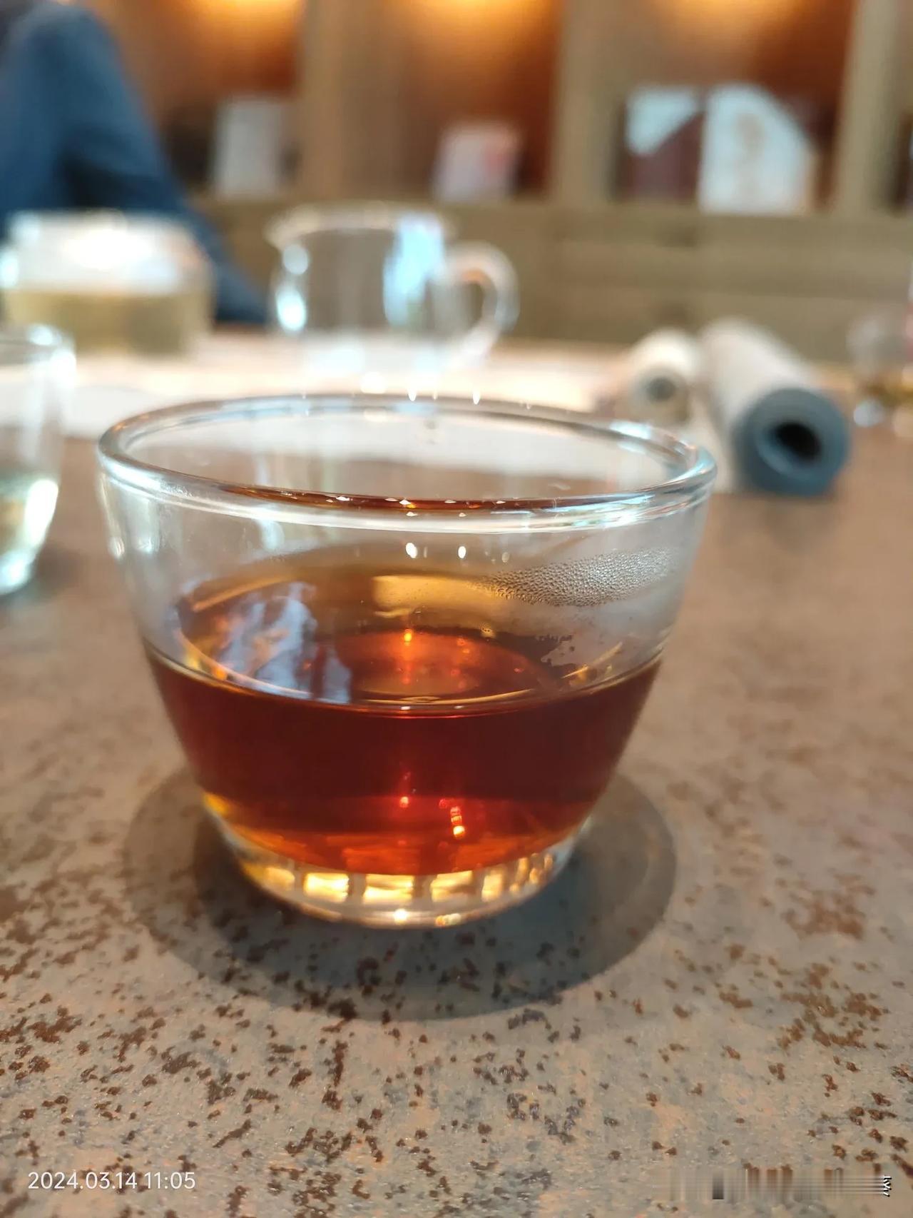 请用一句话概括一下，什么是幸福幸福是三餐安稳、有人惦念，心里有盼头，脚下有方向，