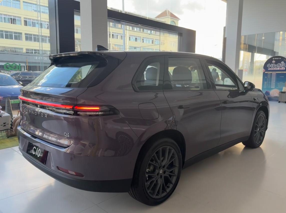 去年一直在纠结零跑C10和海狮06EV，结果刚过完年就通知要交5%购置税礼了，给