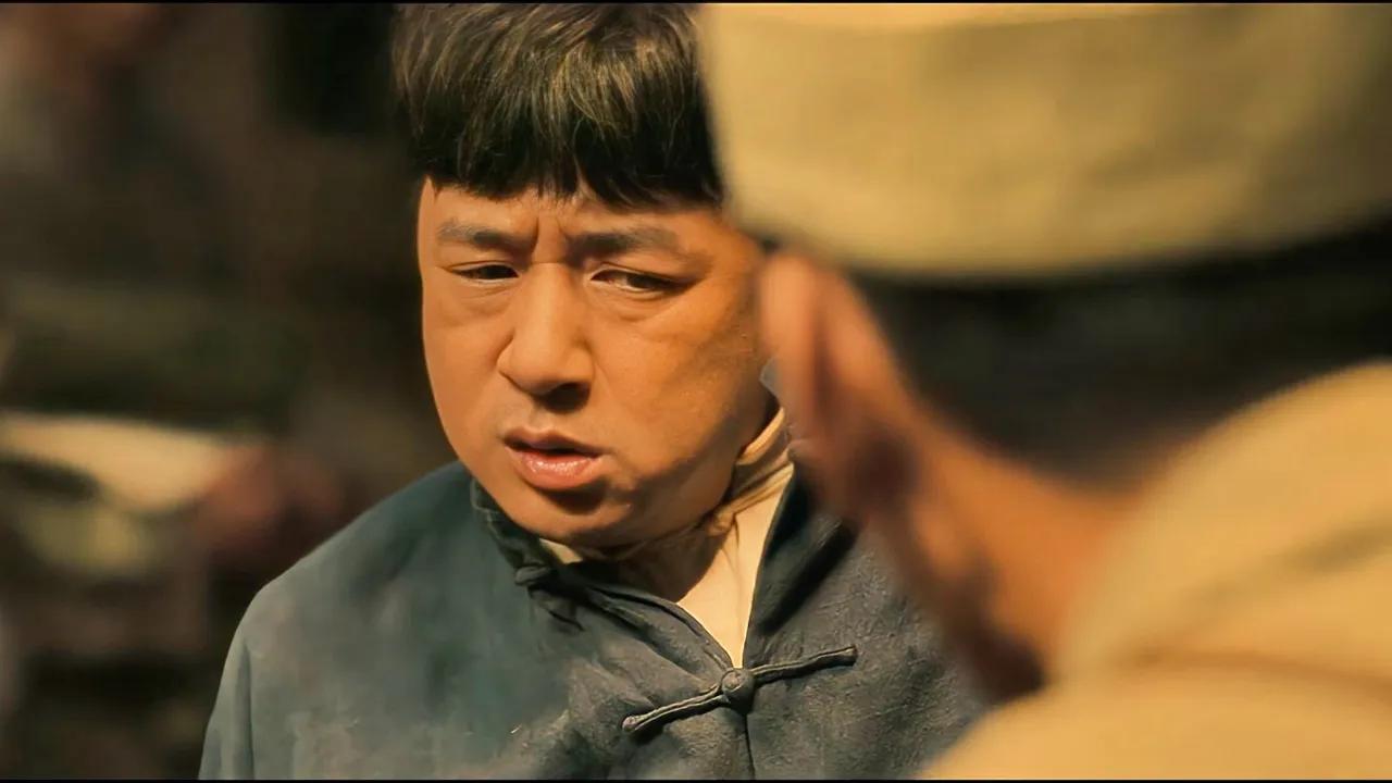 《八千里路云和月》里，孟万福发型的改变代表了他所有的变化。一开始他的头发都是