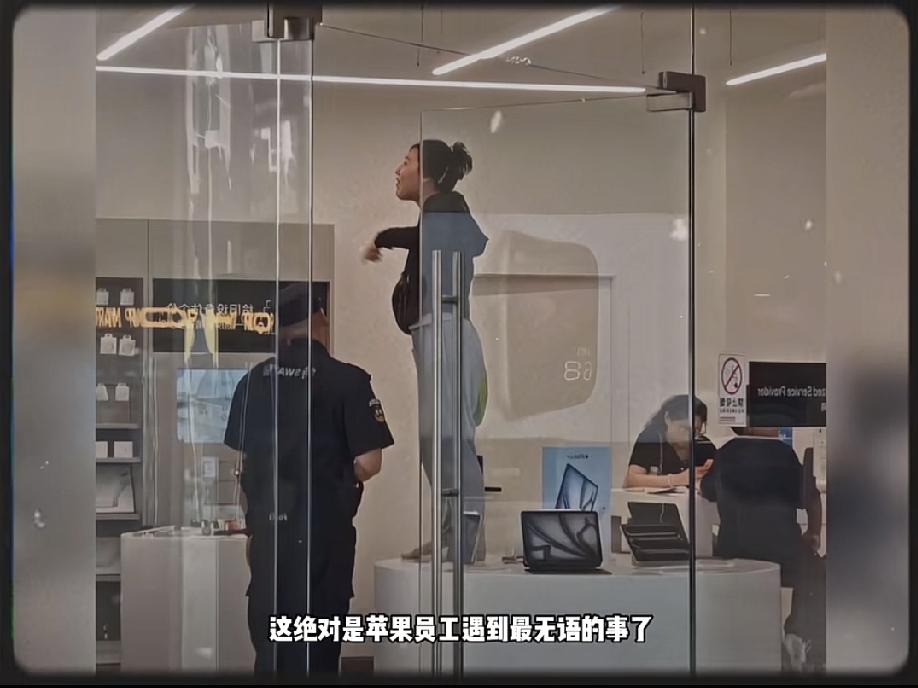 你敢信吗？大姐手机摔碎去修，嫌维修费太贵，直接脱鞋爬上桌子大吼大叫。更离谱的是