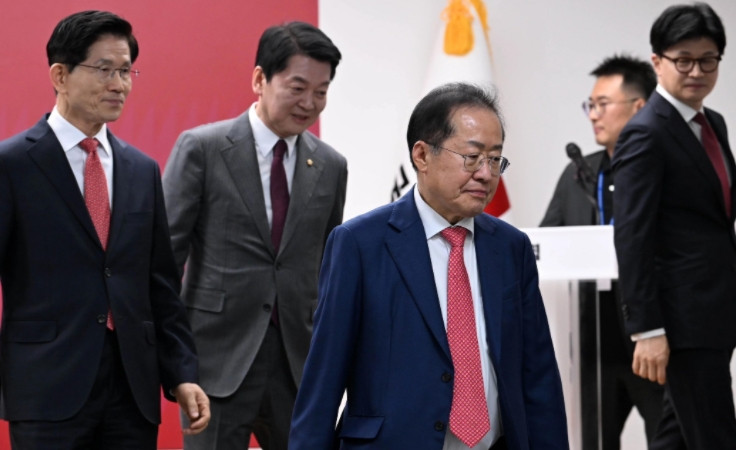 韩国国民力量党元老、前大邱市长洪准杓14日表示与国民力量党断交，其支持者转投共同
