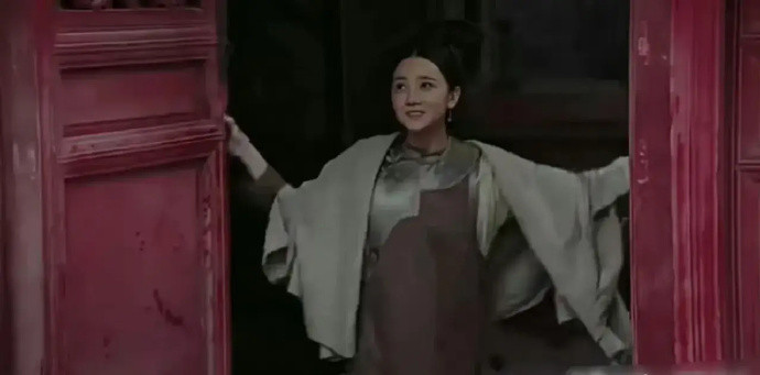 《如懿传》这一段，惢心像是落难的大小姐，和服饰关系不大，她披了一块破布都很美​