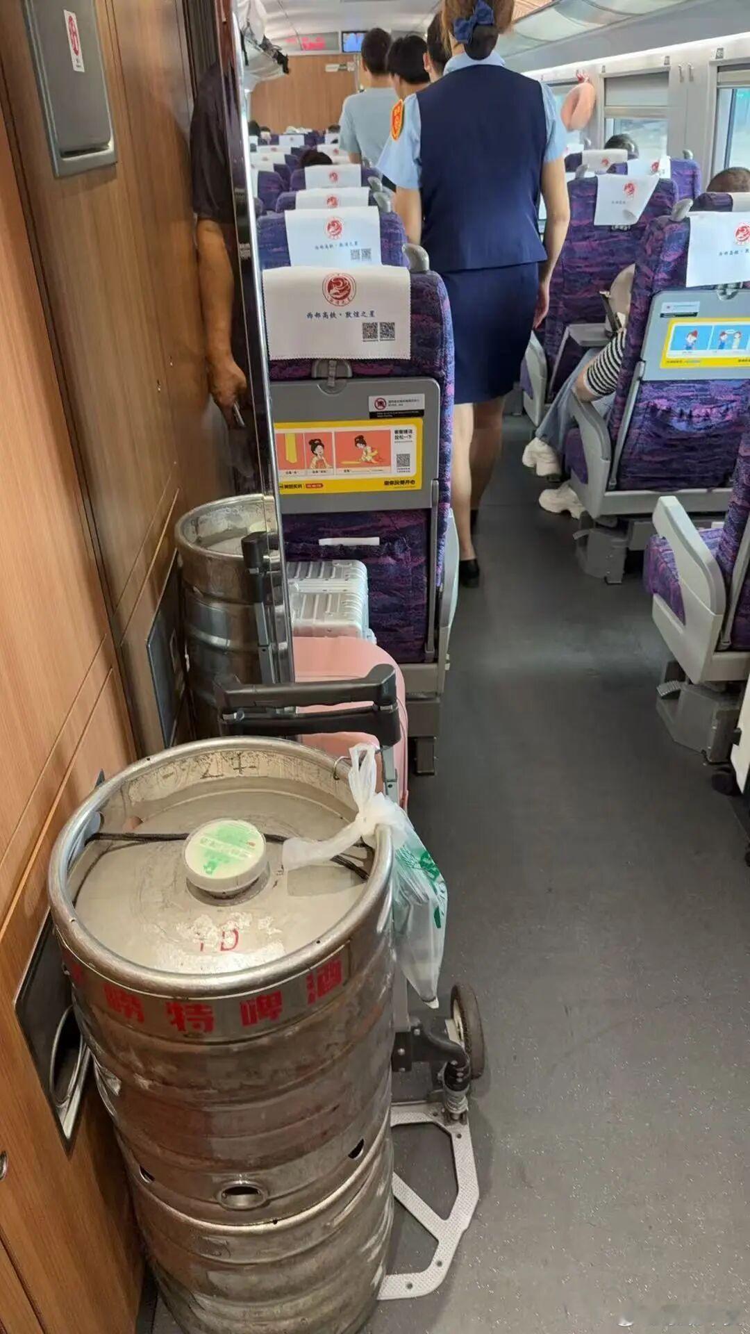 青岛火车站人手拖一个大铁桶青岛啤酒这一波流量广告效应真可以。这么一大桶20升相当