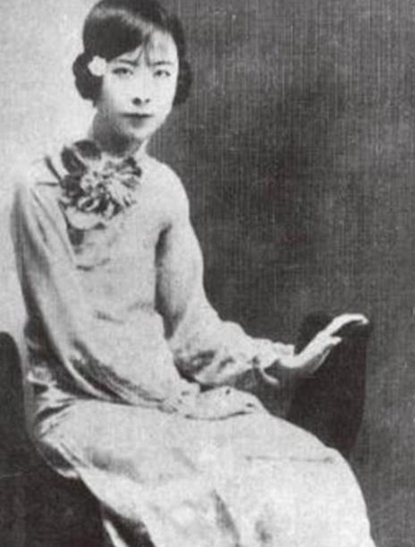 1990年，于凤至死在美国，临死前对女儿说：我死后，把我埋在你父亲旁边，女儿说：