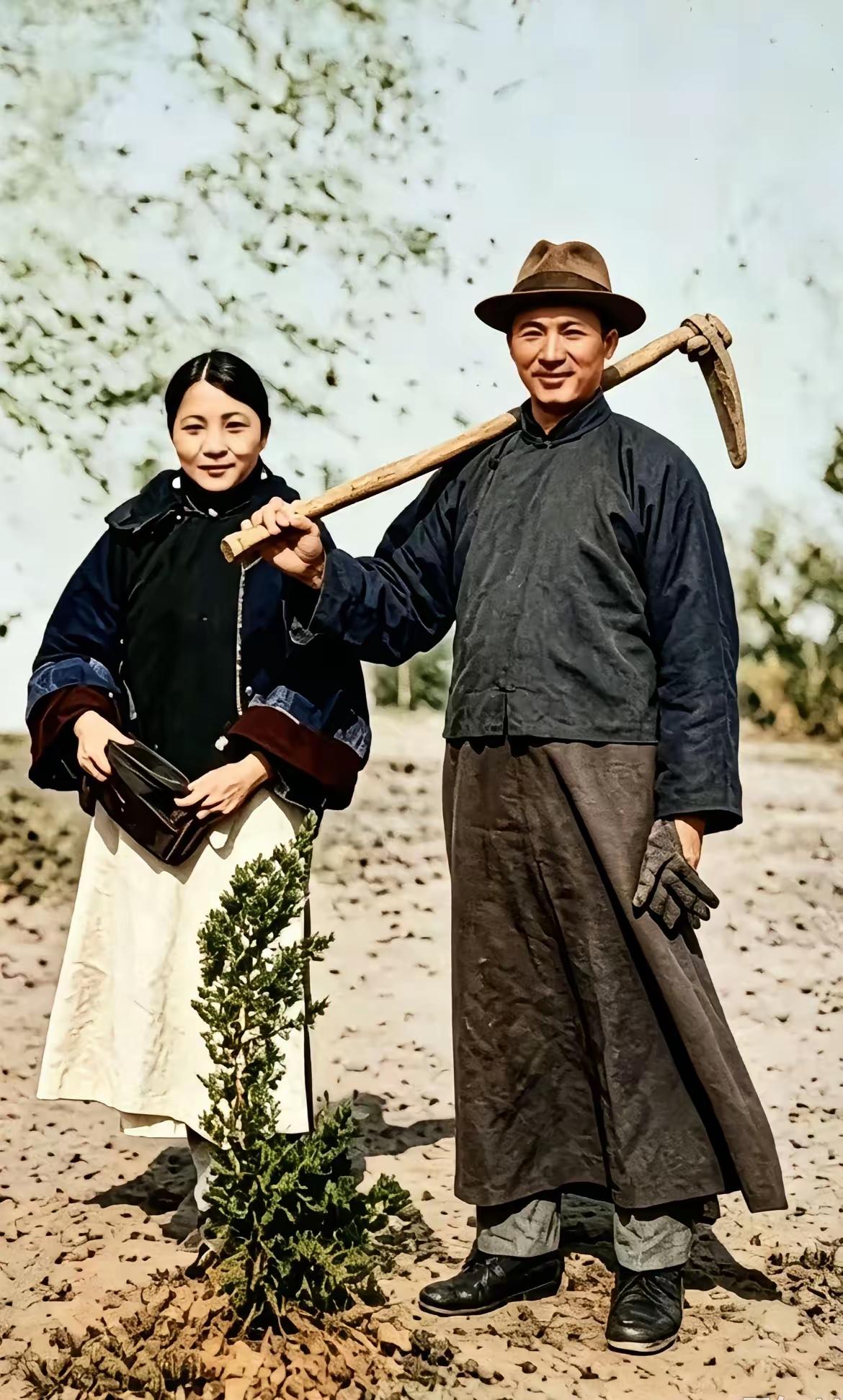 这张照片拍摄于1929年的春天，中山陵还没正式完工，蒋介石和宋美龄到陵前亲手种下