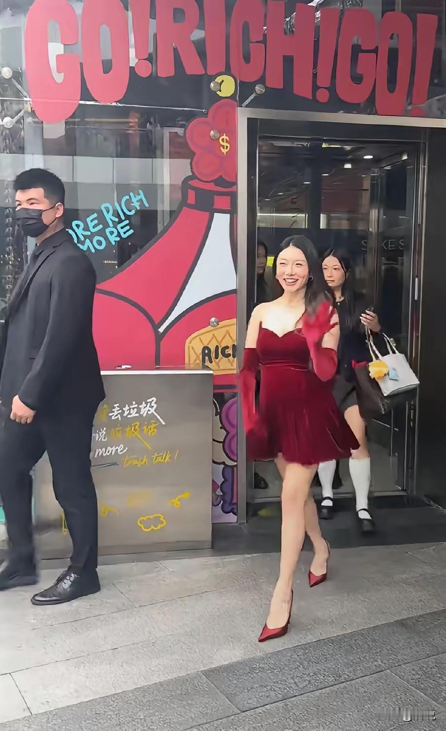 怀孕了还要穿成这样来营业，背后的男人靠不住啊