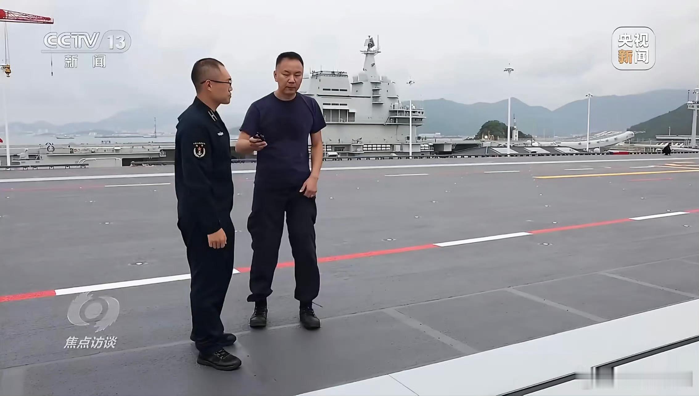 山东舰：还好，我再咋个也是背景版，你瞧隔壁075就更惨了，影都没得