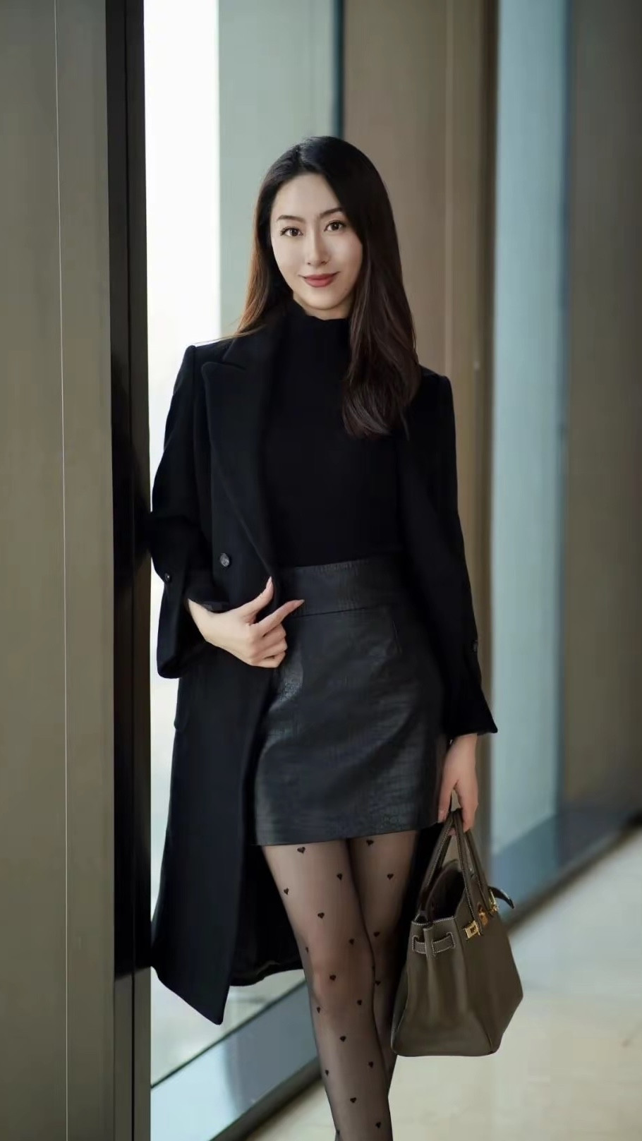 通勤穿搭｜黑色大衣的精致干练，皮质短裙衬出苗条曲线，波点黑丝藏着性感妩...