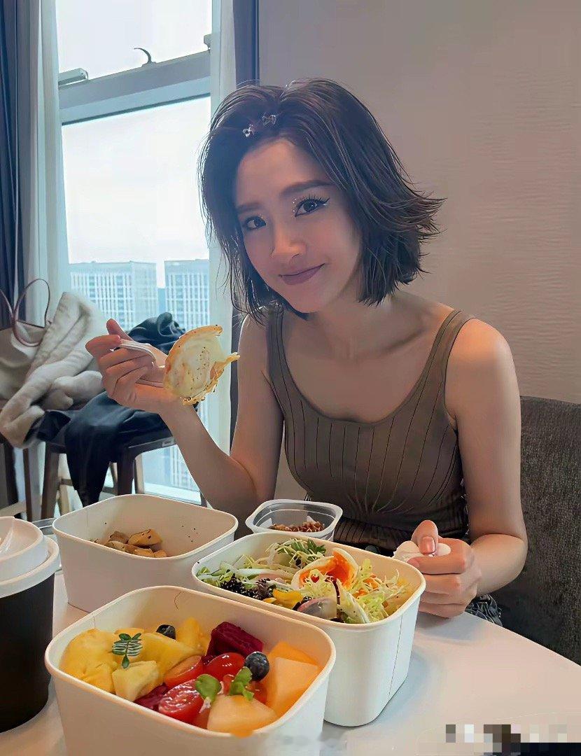 唐艺昕长相真舒服啊，怪不得张若昀这么爱她。平时吃饭好素、卡路里超低。