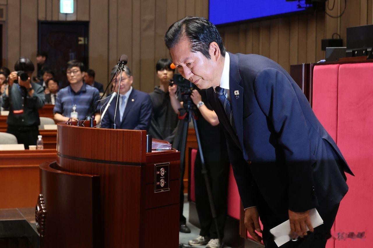 11日，韩国执政的共同民主党闭门议员大会上演激烈交锋，多名议员当众要求党首郑清来